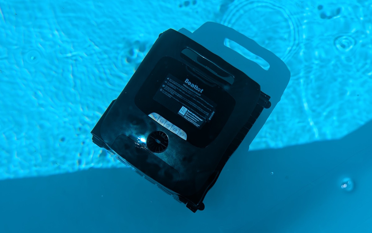 le robot de piscine beatbot aquasense 2 pro au fond de la piscine