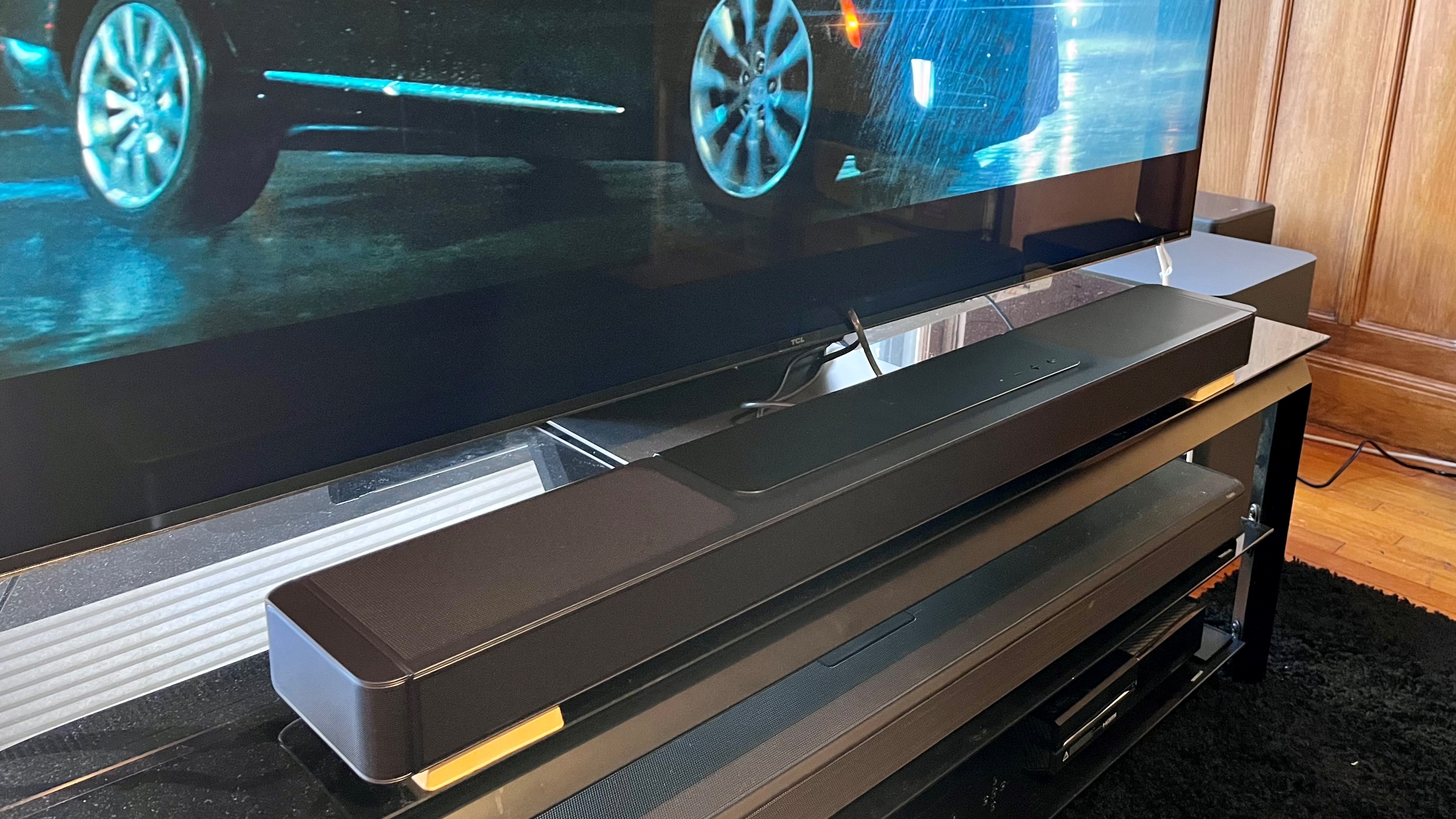 JBL Bar 1300X Soundbar auf TV-Ständer