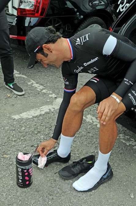 Kristian House (Rapha Condor JLT) polishes his shoes before stage start