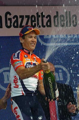Robbie McEwen (Davitamon-Lotto) does it for the second time