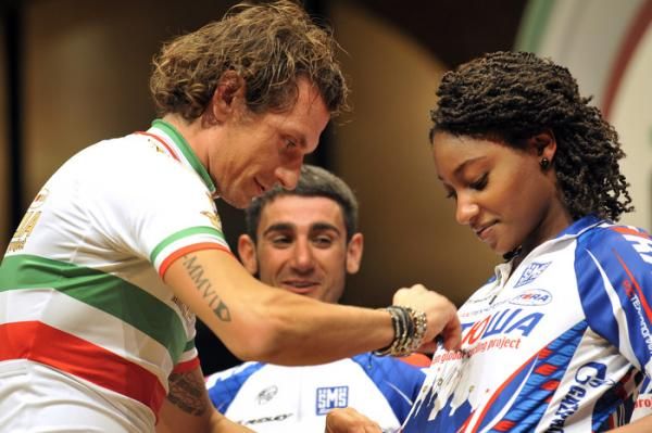 Filippo Pozzato (Katusha) had plenty of real estate to sign, but chose the center.