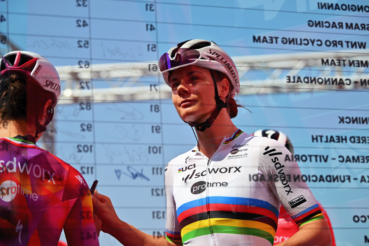 Lotte Kopecky signs on for stage 2 of the Giro d'Italia Women