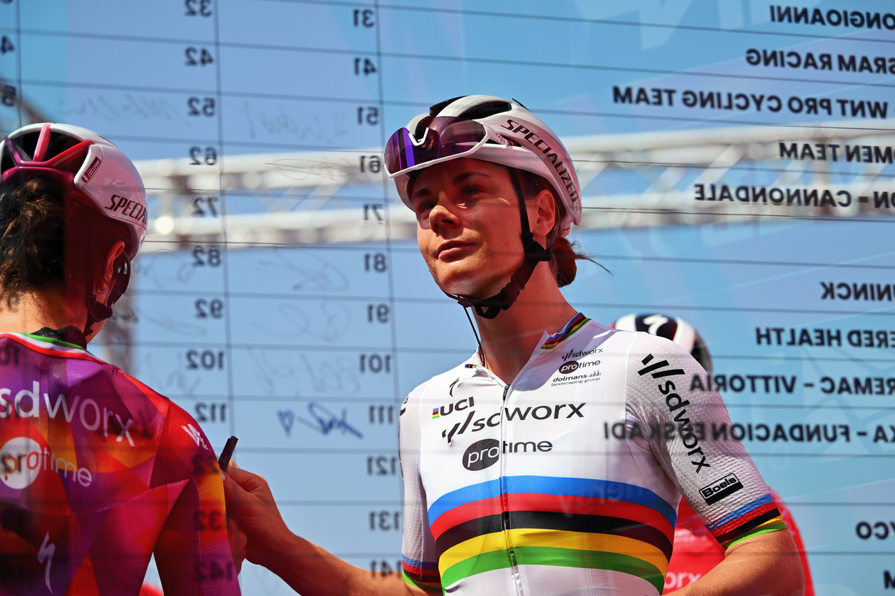 Lotte Kopecky signs on for stage 2 of the Giro d'Italia Women