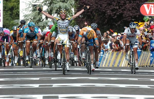 Mark Cavendish (Columbia-HTC) takes the sprint.