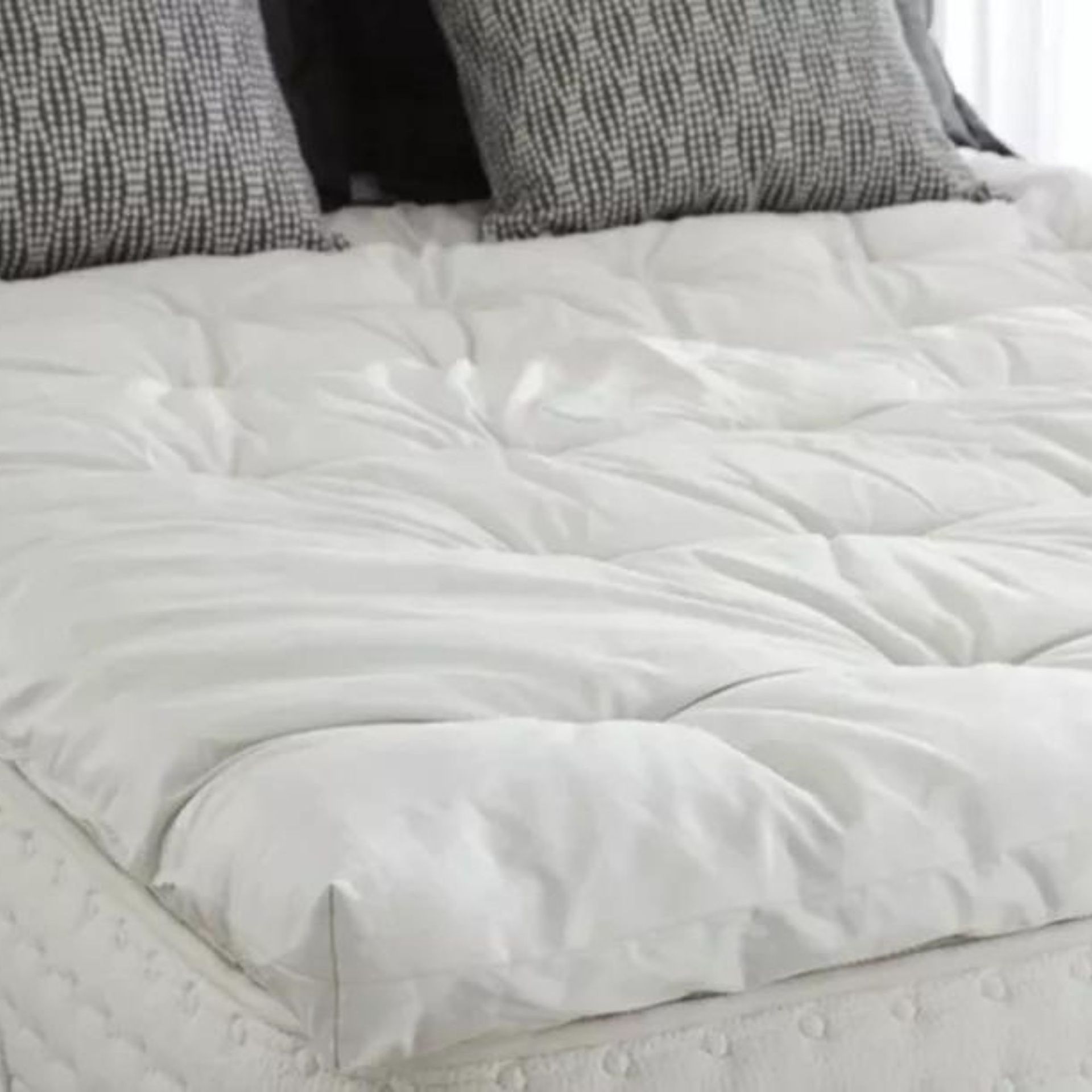 Bantalan kasur di tempat tidur di atas kasur bermerek