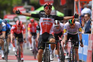 Lotto Soudal’s Caleb Ewan wins stage 4 of the 2020 Tour Down Under ahead of Irish road race champion Sam Bennett (Deceuninck-QuickStep). Both riders will be among the favourites for the sprinter-friendly 2020 Milano-Torino