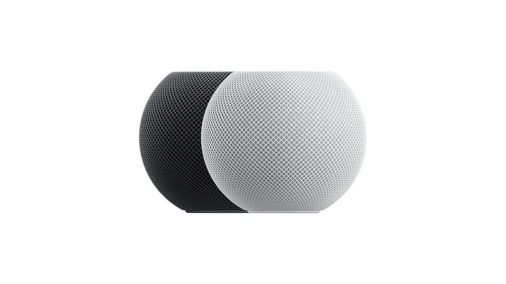 Kaksi apple homepod mini -älykaiutinta valkoisella taustalla