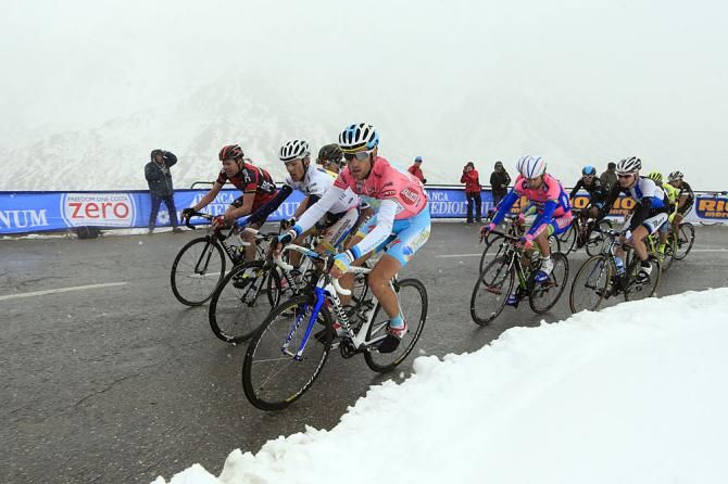 Vicenzo Nibali (Astana) defends his pink jersey