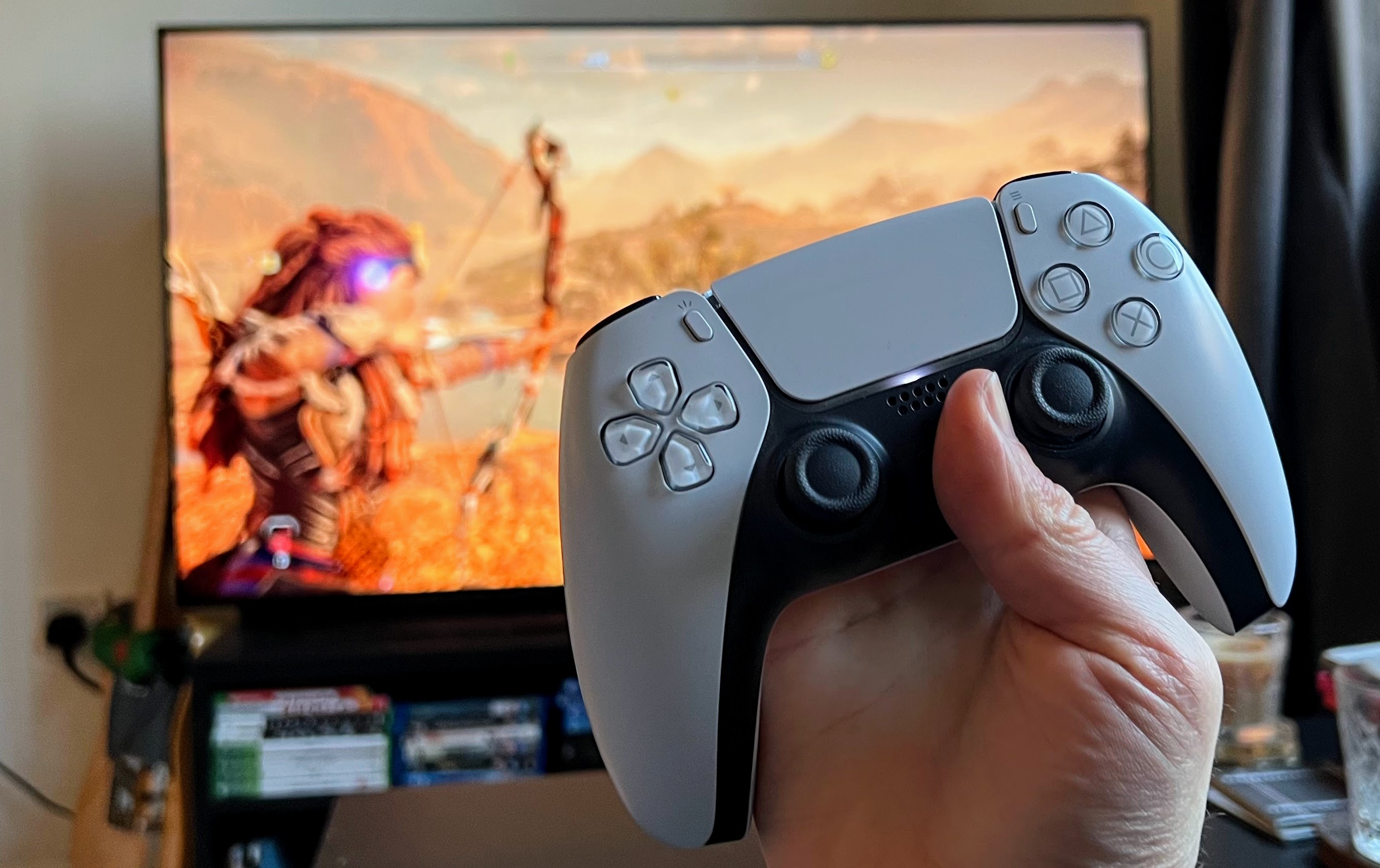 Uma foto do controle PS5 DualSense e Horizon Forbidden West