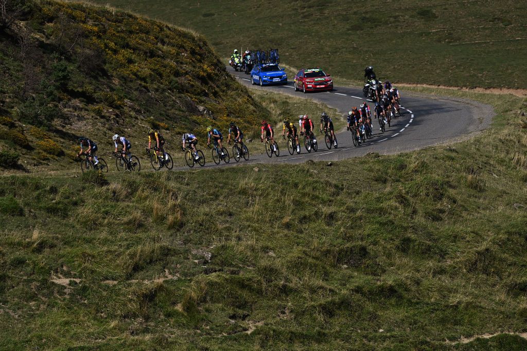 LARRABELAGUA SPAIN SEPTEMBER 09 A general view of Sepp Kuss of The United States Red Leader Jersey Jonas Vingegaard of Denmark and Team JumboVisma Polka dot Mountain Jersey Juan Ayuso of Spain and UAE Team Emirates White best young jersey and the peloton passing through a landscape during the 78th Tour of Spain 2023 Stage 14 a 1562km stage from SauveterredeBarn to LarraBelagua 1588m UCIWT on September 09 2023 in LarraBelagua Spain Photo by Tim de WaeleGetty Images