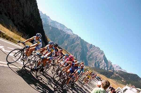 The peloton cruising along.