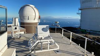 Un capteur optique LaserSETI installé sur le toit d'un observatoire situé au sommet du mont Haleakalā à Hawaï.