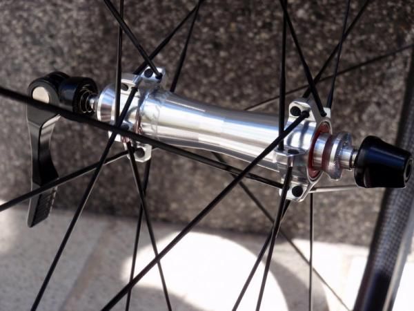 The straight-pull spokes are set wide on the hub shells for good lateral rigidity