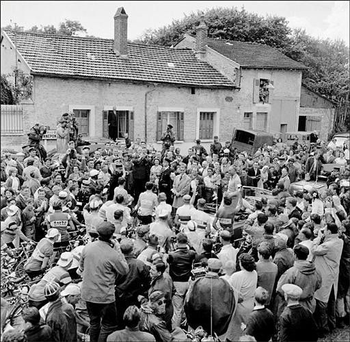 The 1960 Tour came to a halt for Charles de Gaulle.