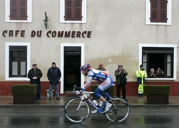 Fans cheer on the lone breakaway Thierry Hupond (Skil-Shimano).