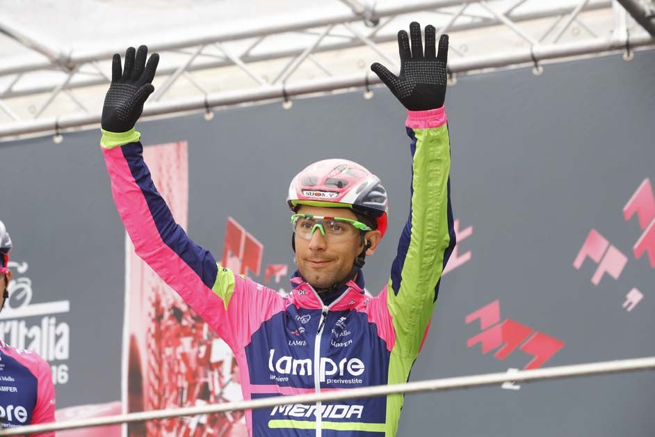Diego Ulissi waves to the crowd at sign on