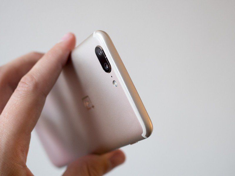 OnePlus 5 in soft gold