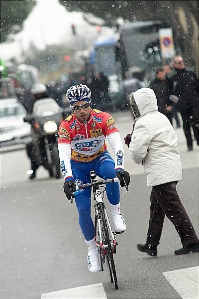 Snow falls around race leader Nacer Bouhanni