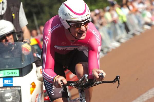 Michael Rogers (T-Mobile) rides by Buckingham Palace