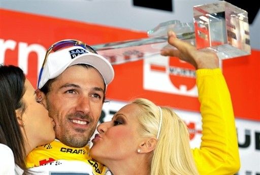 Fabian Cancellara (Saxo Bank) receives the love of the Swiss fans.