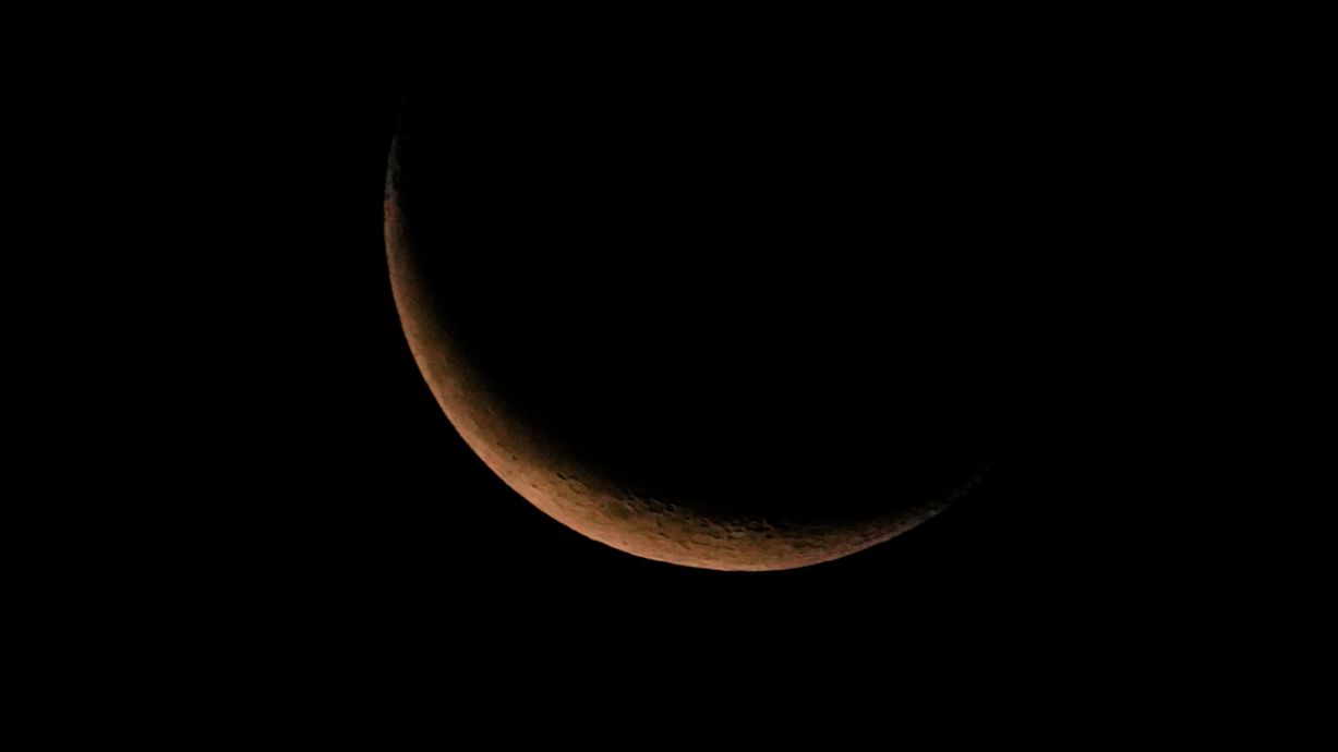 8月20日の夜明け前の空で、糸のように細い三日月が木星と金星に寄り添う姿を見よう。