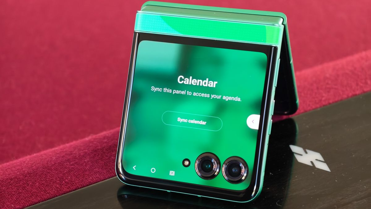 Motorola Razr 2025 FIFA World Cup 2026 Edition in Green eco-leather