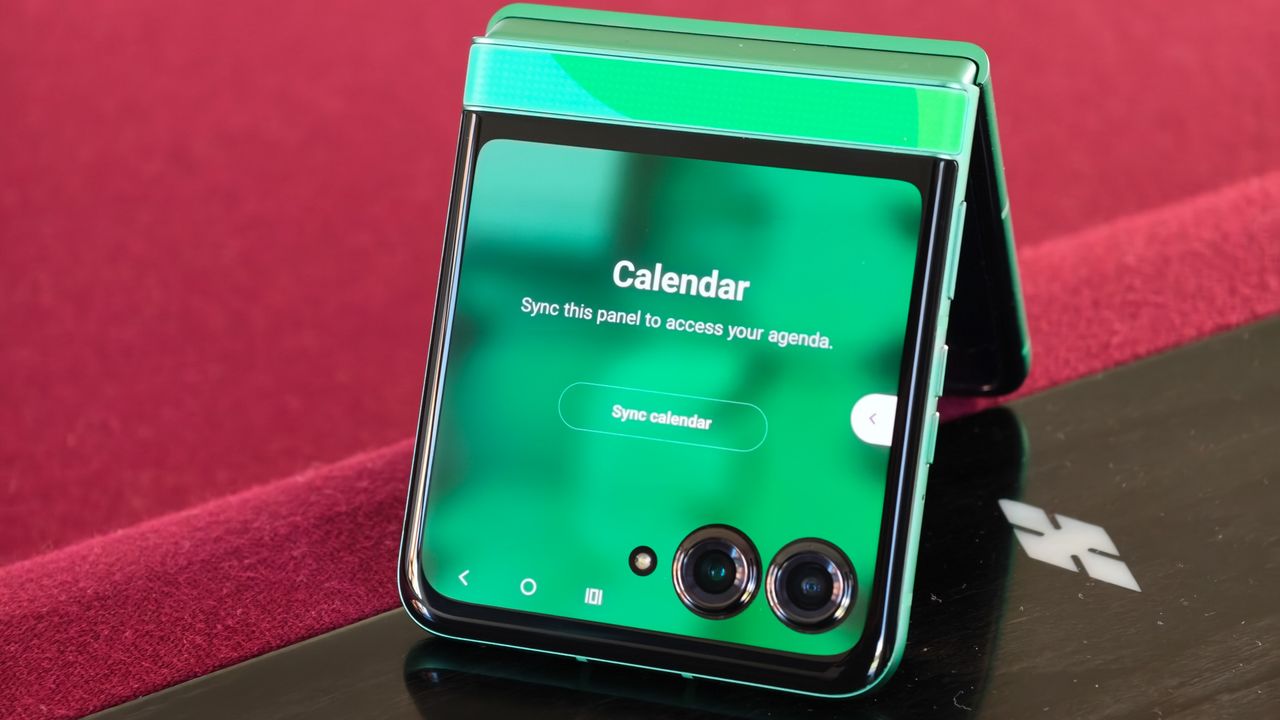 Motorola Razr 2025 FIFA World Cup 2026 Edition in Green eco-leather
