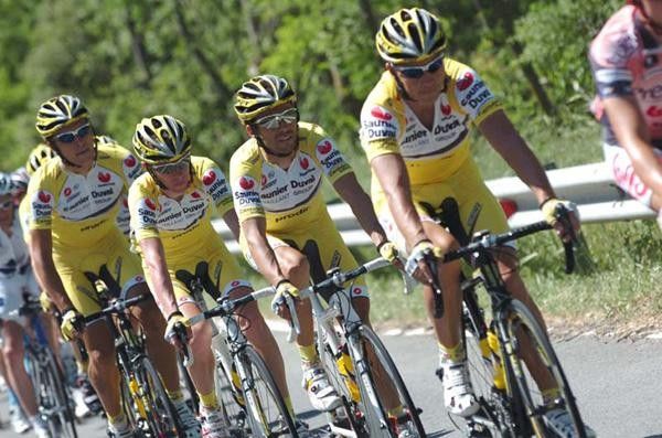 Gilberto Simoni (Saunier Duval-Prodir) leads his squad.