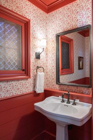A wallpaper trim with red detailing