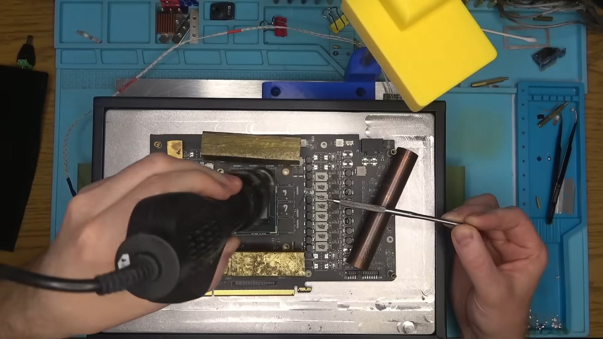 RTX 4080 being brought back to life using an RTX 4080 donor board