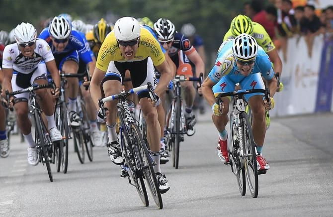 Theo Bos sprints to the line