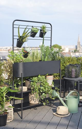 balcony ideas: raised planter