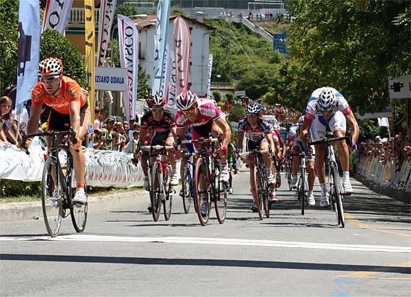 Pablo Urtasun finishes third after winning the bunch kick.
