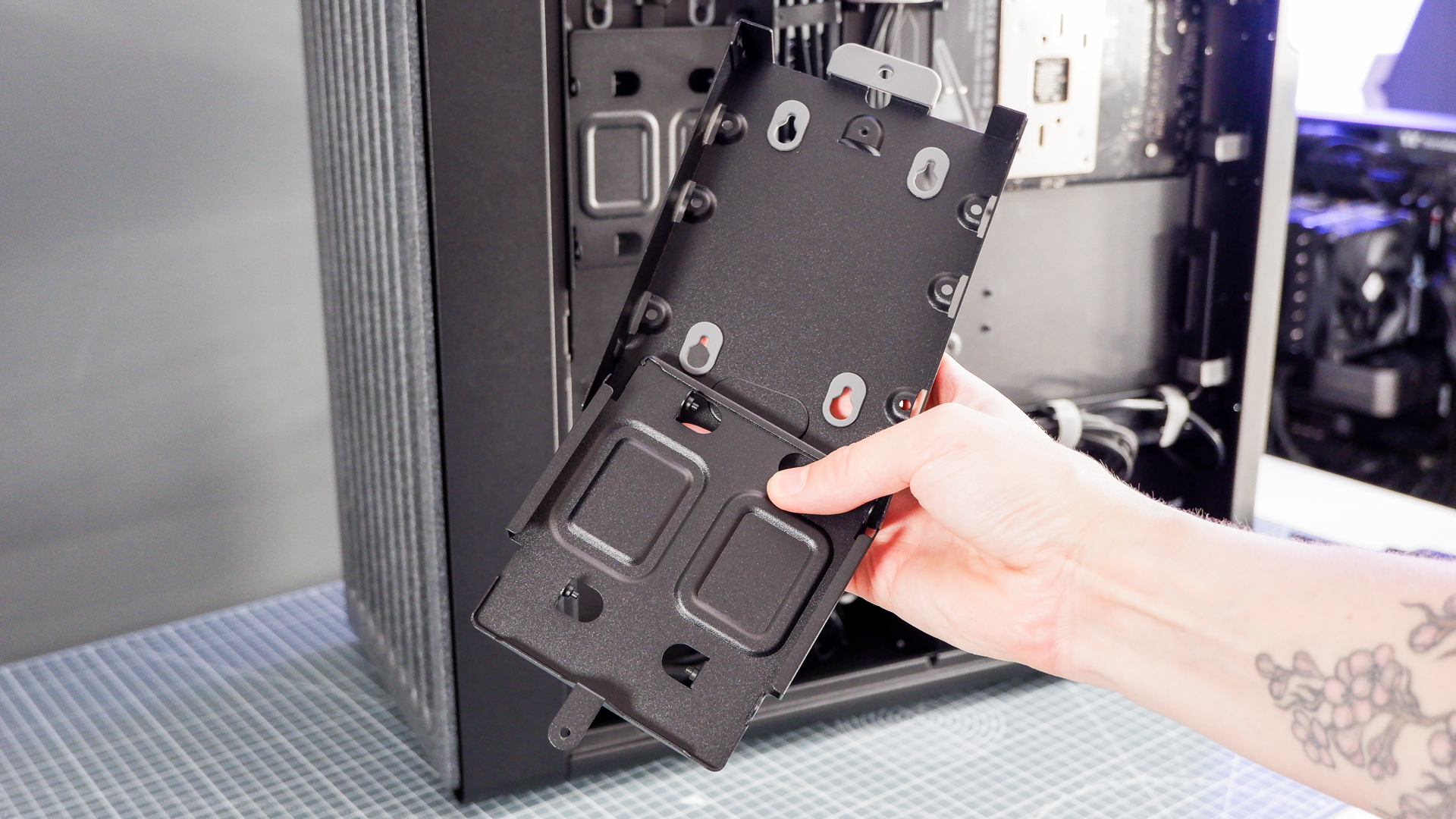 The Havn BF 360 PC case in both black and white with panels removed. 