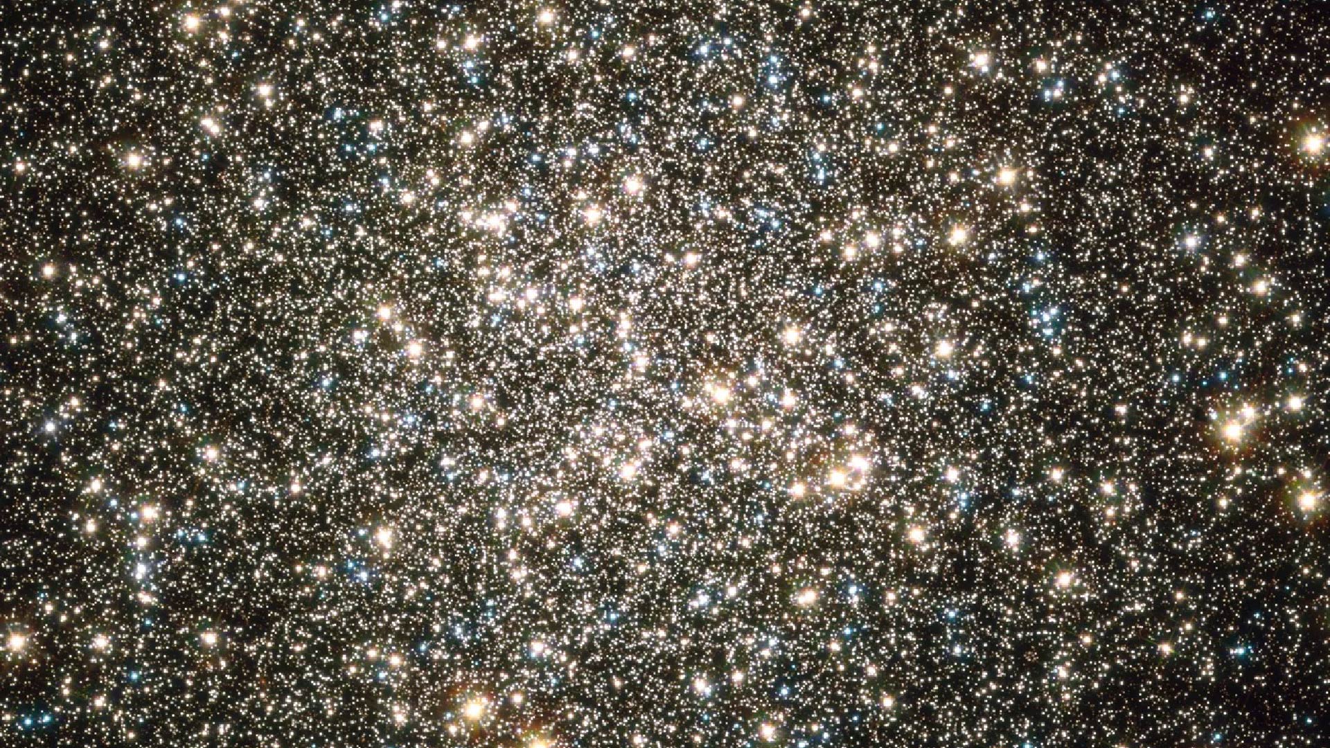 An image of over 100,000 stars in the M13 cluster