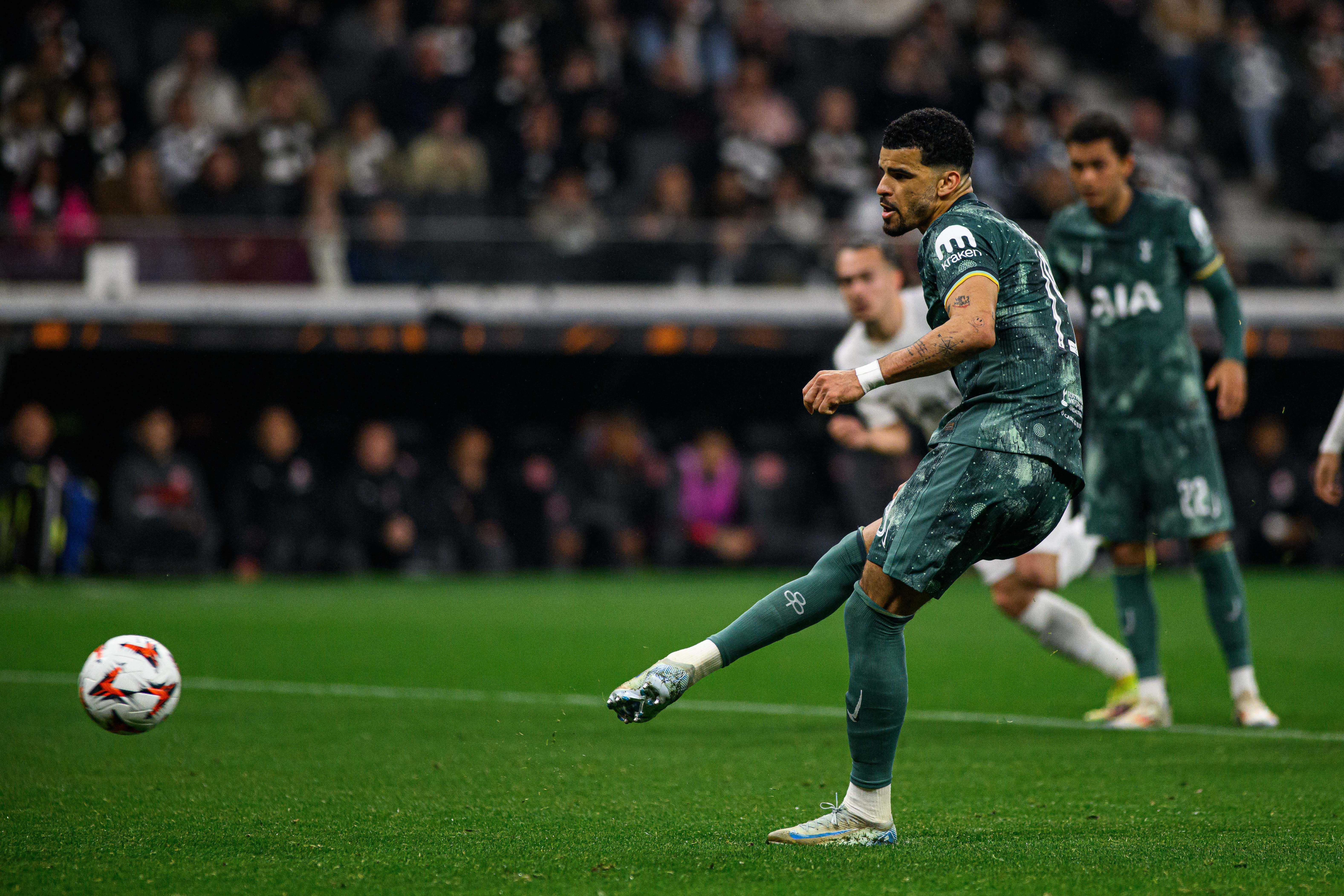 Dominic Solanke scores Tottenham's winning goal from the penalty spot against Eintracht Frankfurt in the Europa League quarter-finals, April 2025.