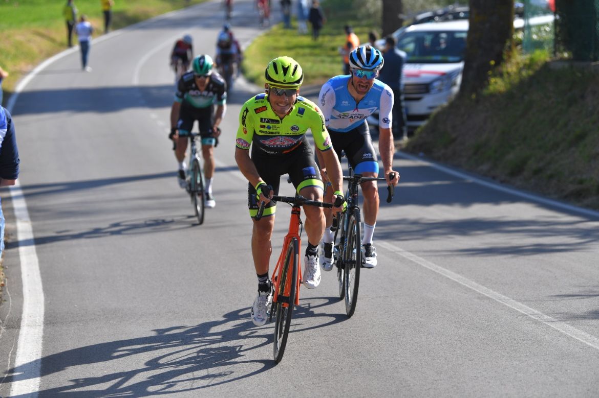 Edoardo Zardini attacks the breakaway