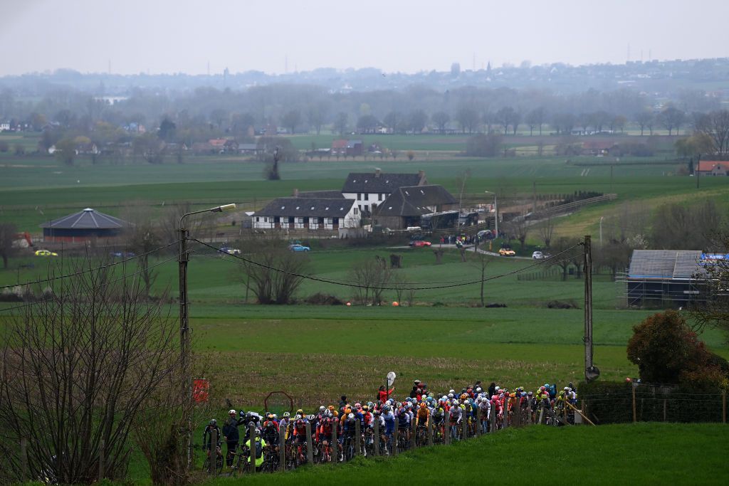 The peloton bunched up on the Kortekeer