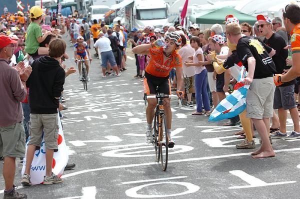 Gorka Izaguirre (Euskaltel-Euskadi) tries to quench his thirst.