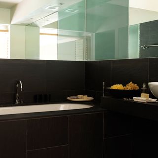 bathroom with washbasin and mirror on wall