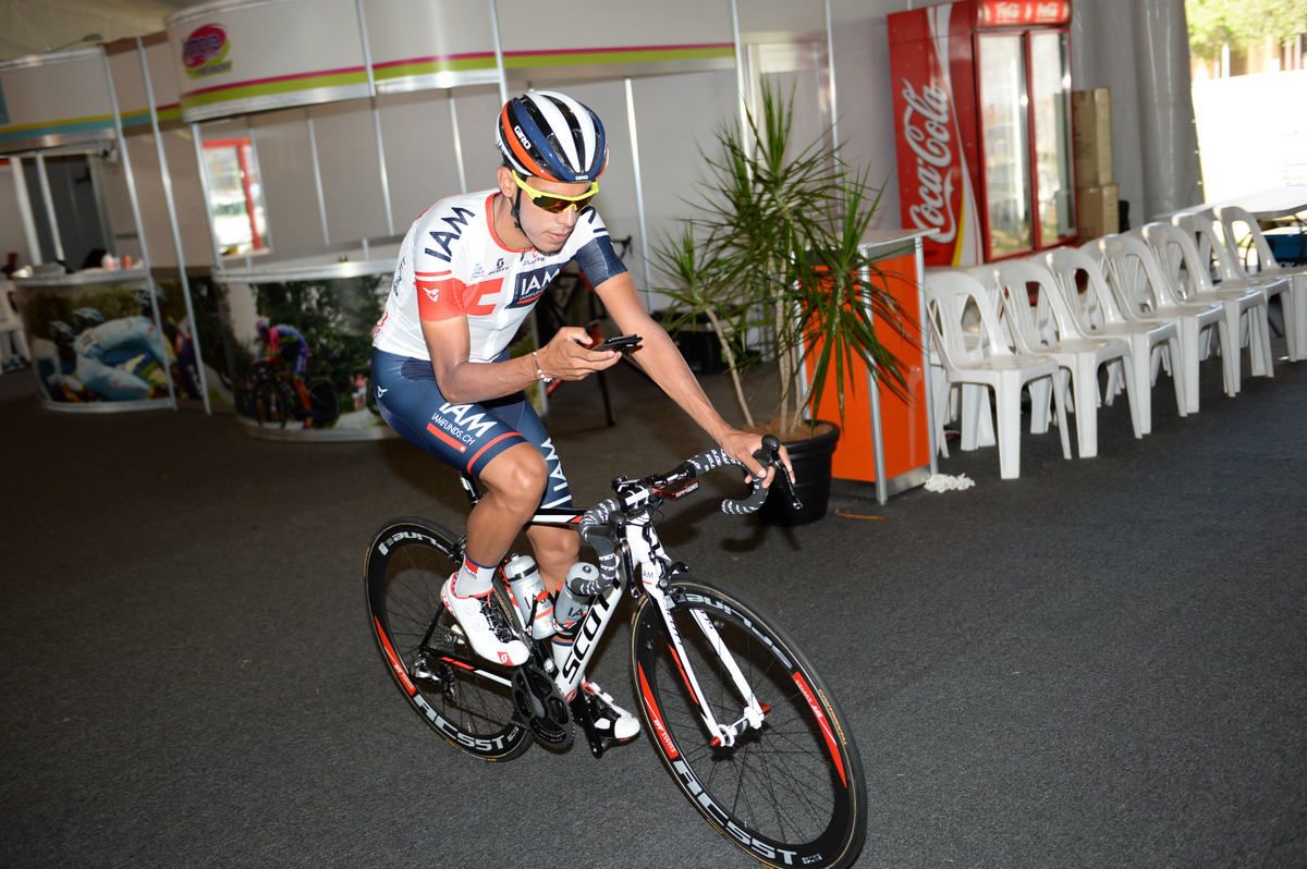Jarlinson Pantano checking his phone pre-ride