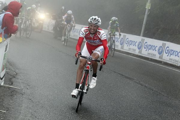 Stefano Garzelli (Acqua&amp;Sapone - D'Angelo&amp;Antenucci) finds his way through the fog.
