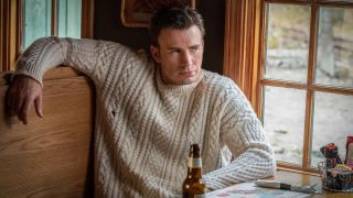 Chris Evans in white cable knit sweater in Knives Out