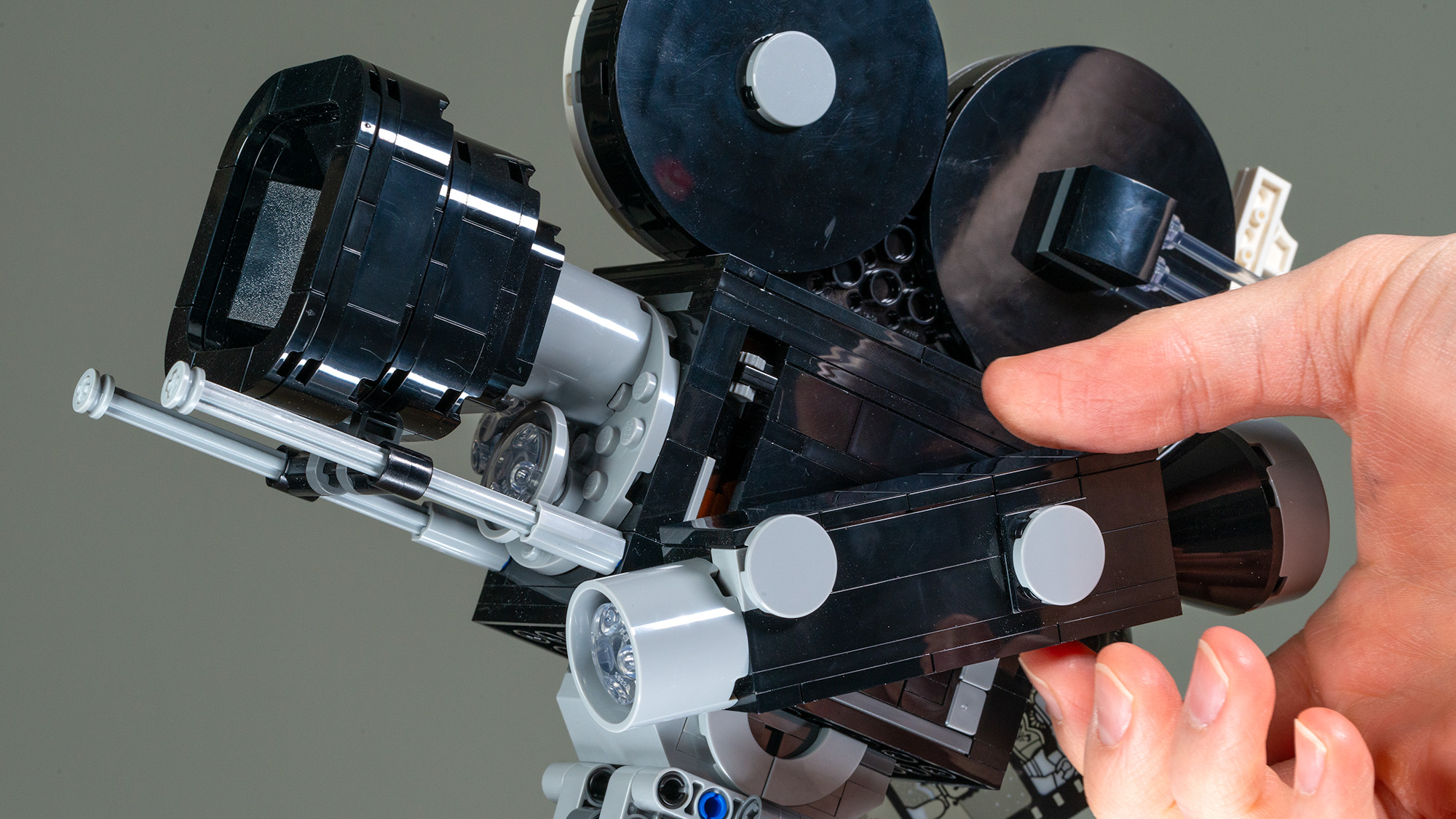 Lego Walt Disney Tribute Camera (43230) hand swivelling the viewfinder