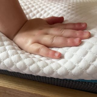 simba hybrid kids mattress edge support with hand