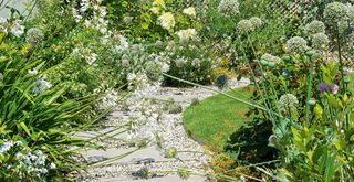 cottage garden idea with stepping stone path