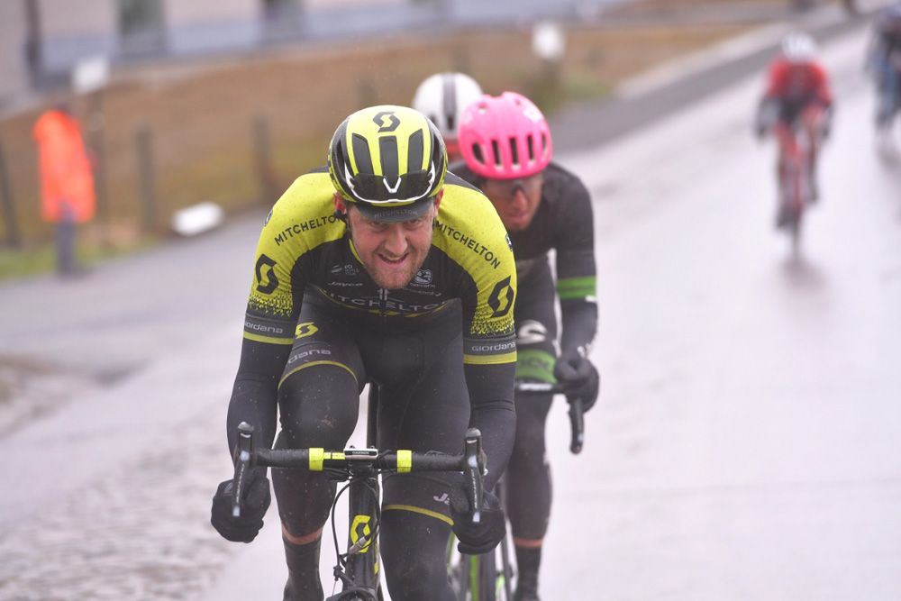 Luke Durbridge (Mitchelton-Scott) tries an attack