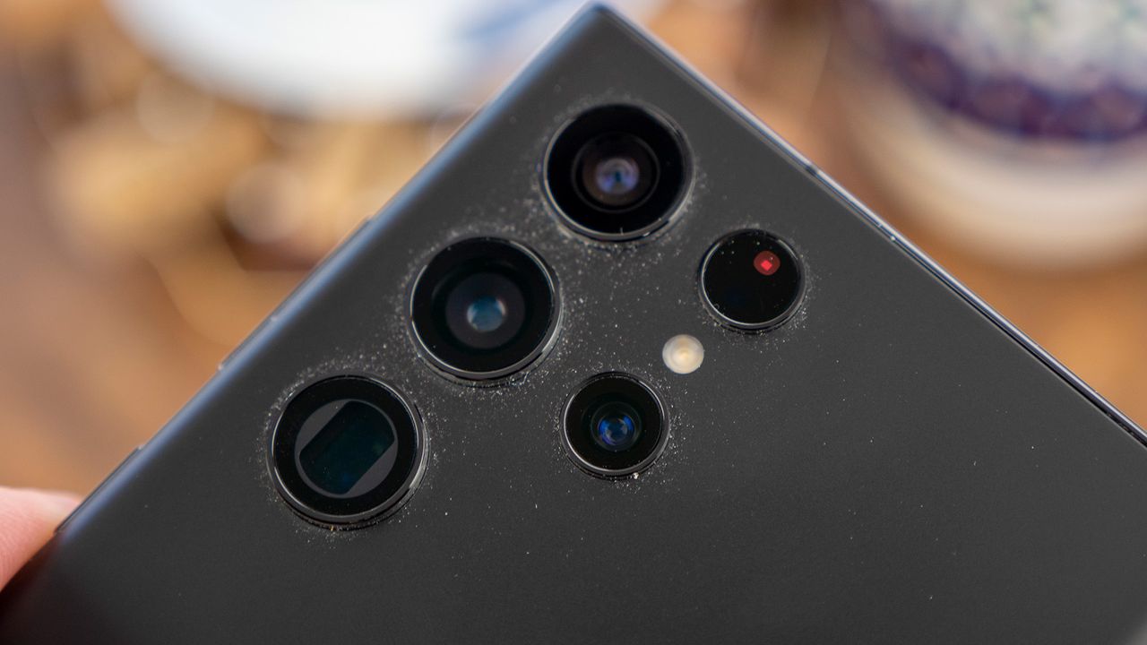 Dusty camera lenses on the Samsung Galaxy S22 Ultra