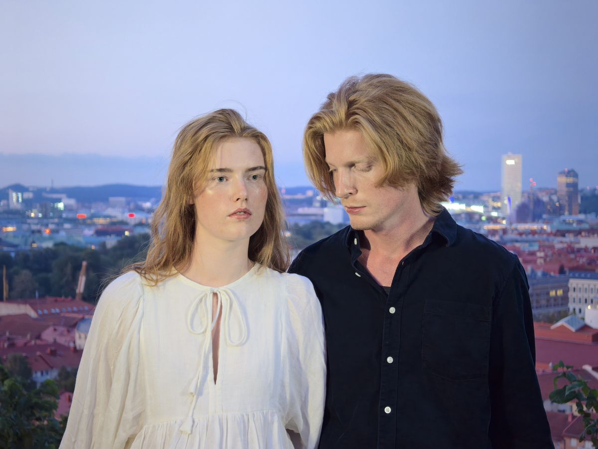 Oppo Find X8 Ultra phone sample image: a couple at last light