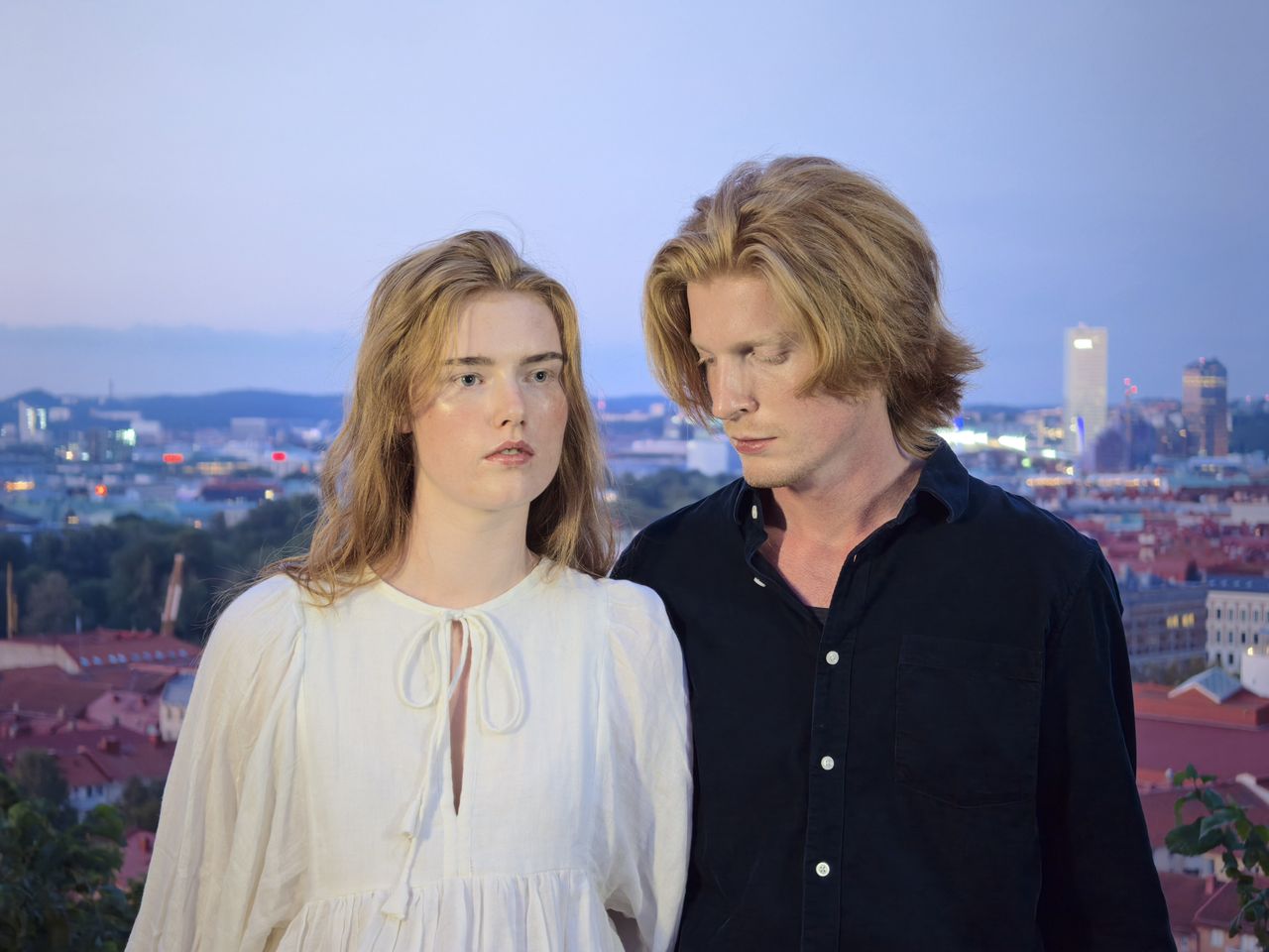 Oppo Find X8 Ultra phone sample image: a couple at last light
